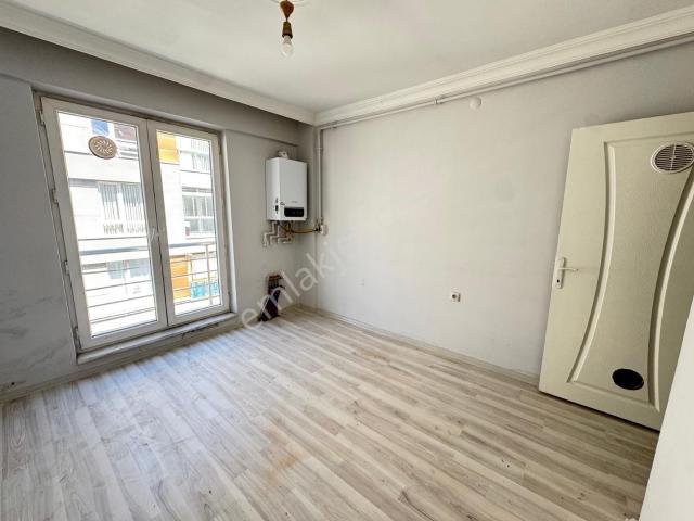 Akademi Emlak'tan Kumlubel'de Ara Kat Geniş Kiralık 1+1