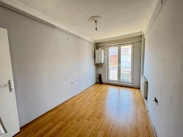 Akademi Emlak'tan Kumlubel'de Ön Cephe Kiralık 1+1