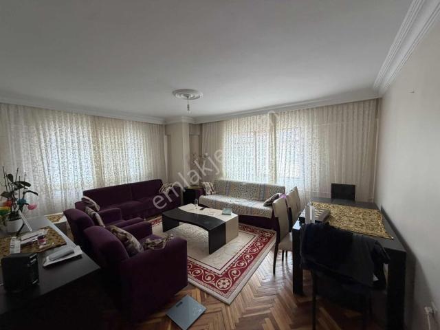 Akademi'den Atatürk Caddesi Yakını Köşe Balkonlu Kiralık 3+1