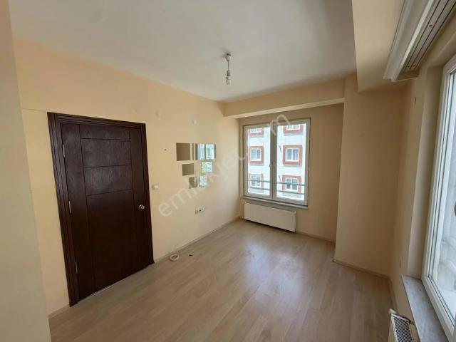 Akademi'den Cadde Yakını Ara Kat Asansörlü Köşe Kiralık 1+1