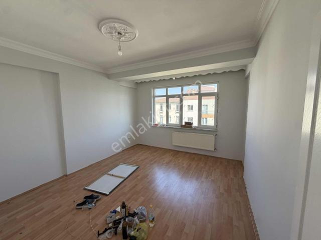 Akademi'den Cadde Yakını Asansörlü Balkonlu Kiralık 2+1