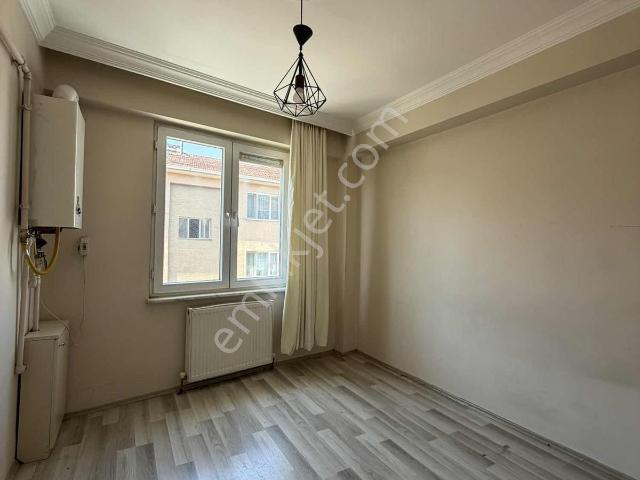 Akademi'den Cadde Yakını Asansörlü Ön Cephe Kiralık 1+1