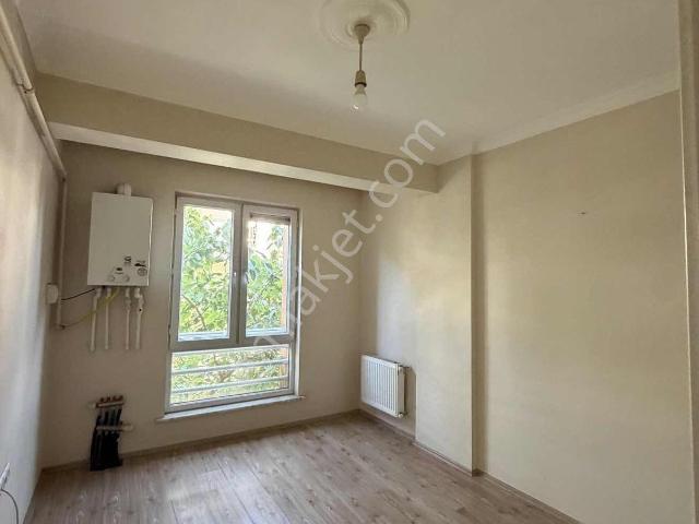 Akademi'den Depozitosuz Ara Kat Asansörlü Ön Cephe Kiralık 1+1