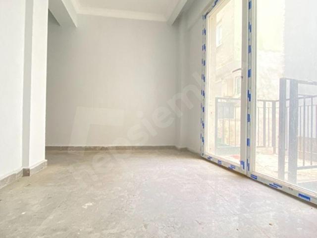AKALIN'DAN 2+1 BAHÇELİ BALKONLU CADDE YAKINI SATILIK DAİRE
