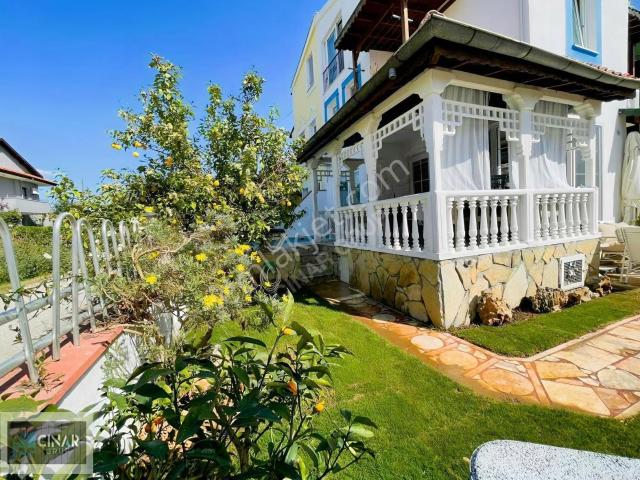 Akarca Mahallesinde Full Eşyalı Triplex Kiralık Havuzlu Villa