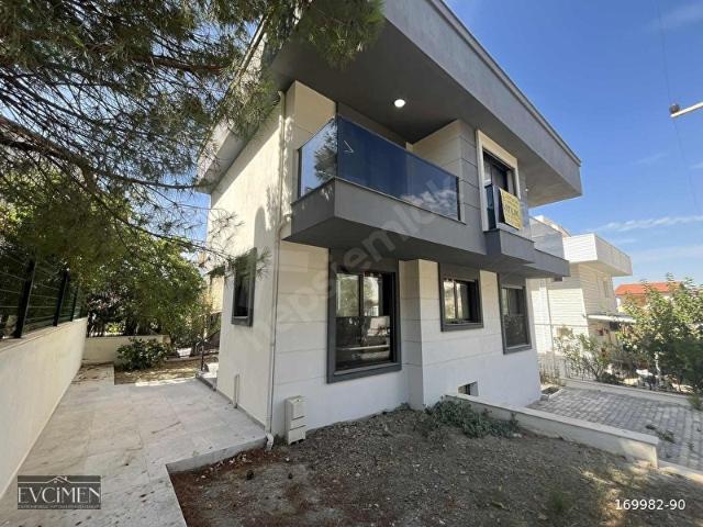 Akarca'da Deniz Manzaralı Geniş Teraslı 3+2 Sıfır Müstakil Villa
