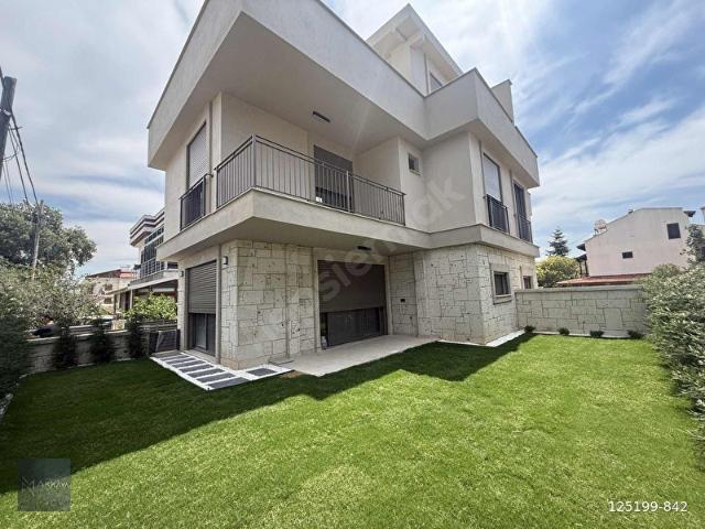 Akarca'da denize yürüme mesafesi harika konumda villa