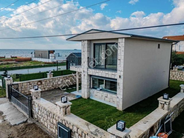 Akarca'da Muhteşem Konumda Denize Sıfır Taş Villa