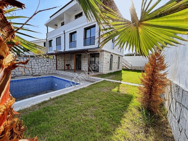 Akarca'da Müstakil Havuzlu Satılık Tripleks Villa