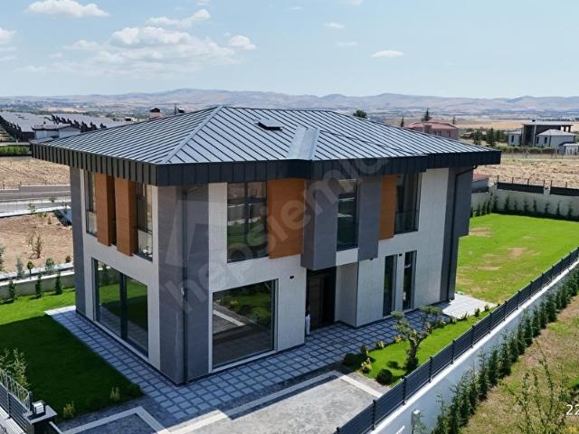 AKARSU EMLAK'TAN ANKARA GÖLBAŞI KARŞIYAKADA ULTRA LÜKS YAPILI YÜKSEK YATIRIM DEĞERİNE SAHİP VİLLA