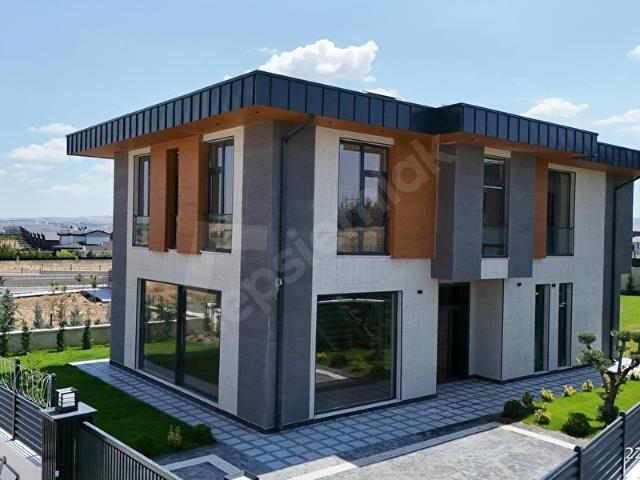AKARSU EMLAK'TAN ANKARA GÖLBAŞI KARŞIYAKADA ULTRA LÜKS YAPILI YÜKSEK YATIRIM DEĞERİNE SAHİP VİLLA