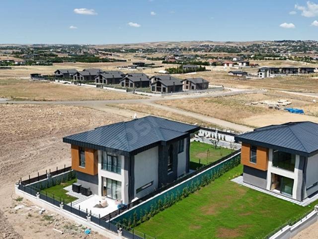 AKARSU EMLAK'TAN ANKARA GÖLBAŞI KARŞIYAKADA ULTRA LÜKS YAPILI YÜKSEK YATIRIM DEĞERİNE SAHİP VİLLA