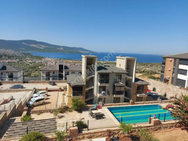 Akbükde Deniz Manzaralı Havuzlu Sitede Eşyalı 2+1 Şık Daire
