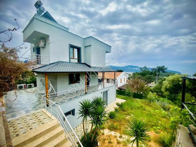 Akbükte Deniz Ve Doğa Manzaralı Satılık 5+2 Müstakil Villa