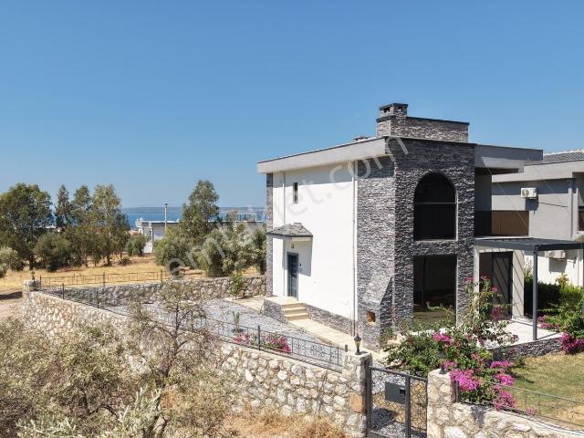 Akbük'te Deniz Ve Havuz Manzaralı Satılık 3+1 Villa