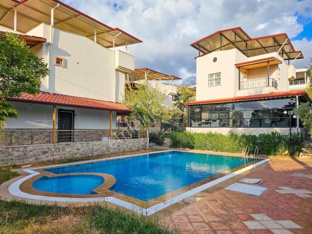 Akbük'te Havuzlu Sitede Satılık 3+1 Tam Müstakil Villa