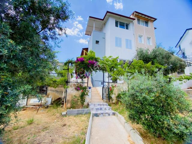 Akbükte Satılık Köşe Konumda 5+1 Tripleks Villa