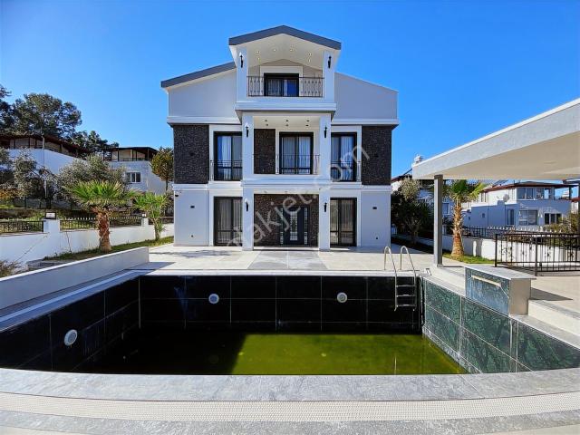 Akbükte Tam Müstakil Full Eşyalı 4+1 Havuzlu Villa