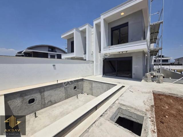 Akbaydan Döşemealtı'nda Kapalı Otoparklı Havuzlu Villa Fırsatı