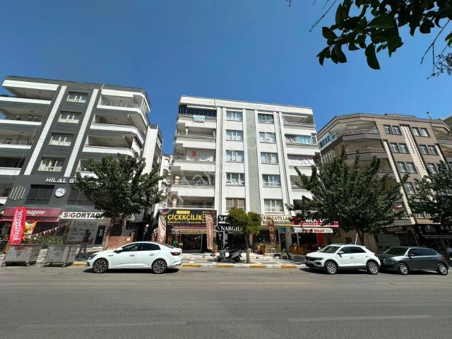 Akev Gayrimenkul'den 35 Metre'de Merkezi Konumda 4+1 Geniş Daire