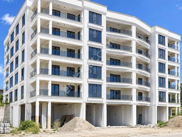 Akhisar Mahallesinde 170 M² 3+1 Satılık Ön Cephe Ara Kat Daire