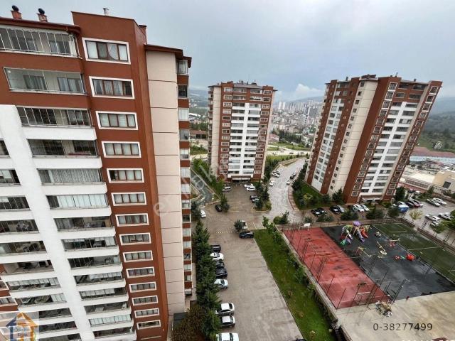 Akkent Sitesinde Ara Kat Kilerli Ebeveyn Banyolu 155 M2 3+1