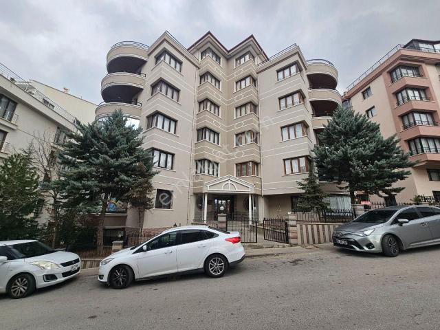 Akpınar'da Dikmen Caddesi 300 M Yakını Satılık Geniş 4+1 Daire