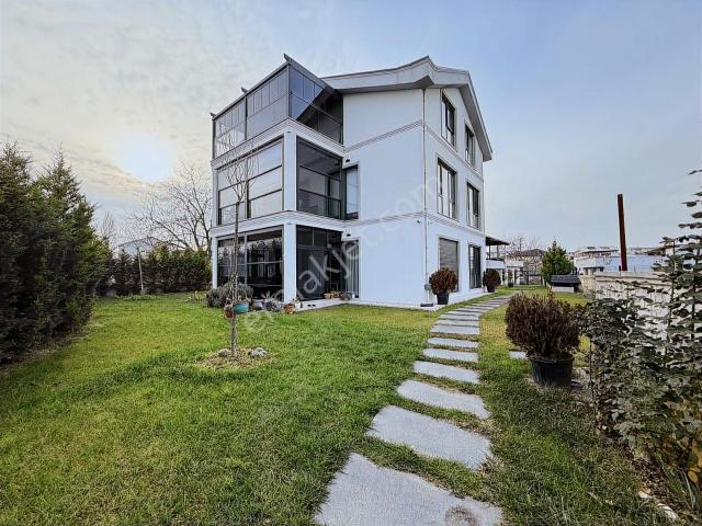 Akram'dan Yunuseli'de Önü Açık Emsalsiz Villa