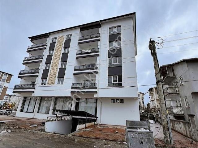 Aksan Emlak'tan Şeyhşamil Mah Cad. Üstü Satılık Daireler!