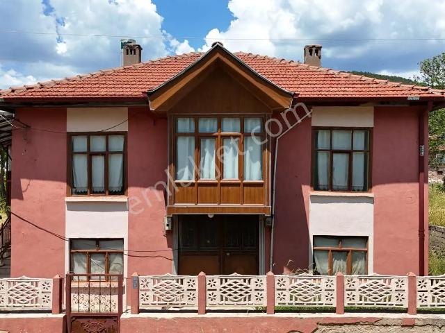 Aksekinin İncisi Cevizli'de Satılık 7+2 Tarihi Düğmeli Taş Ev