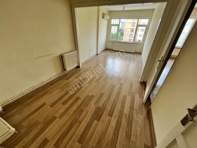 Aktaş'tan Kadıköy Kuyubaşında Anacaddeye 100m,2+1 Ferah Daire