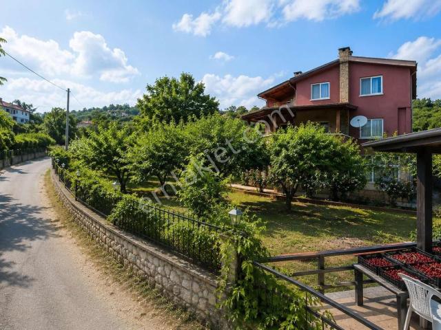 Aktiften 852 M² Arsa İçerisinde Tripleks Villa