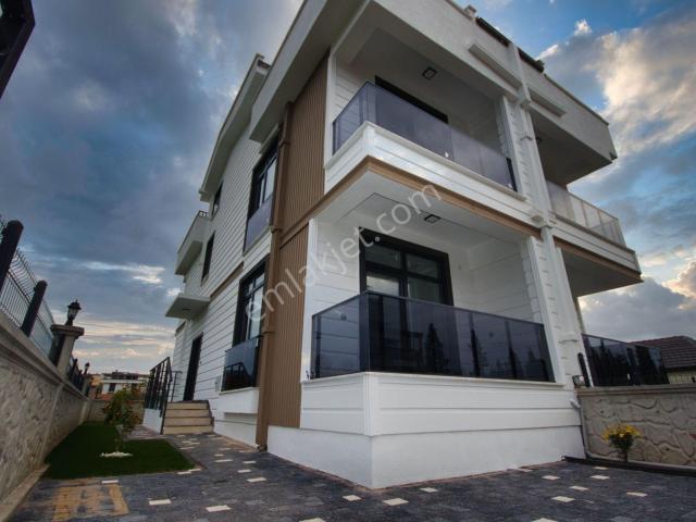 aktif'ten Zeytinli'de Satılık Dağ Manzaralı Bahçeli Harika Doğa İle İç İçe 3+1 Villa