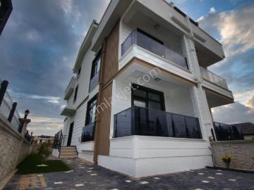 aktif'ten Zeytinli'de Satılık Dağ Manzaralı Bahçeli Harika Doğa İle İç İçe 3+1 Villa