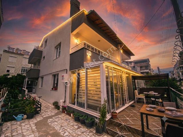 Aktif'ten Akçay'da Satılık Çift Mutfaklı Şömineli 6 Balkonlu 6+2villa