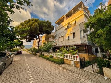 Aktif'ten Akçay'da Satılık Merkezi Konumda Barbekülü Geniş Çift Balkonlu 2+1 Dublex