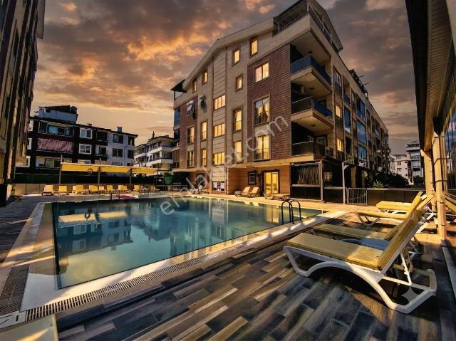 Aktif'ten Akçay'da Satılık Yüzme Havuzlu Otoparklı Arakat Ön Cephe Lüx 1+1 Daire