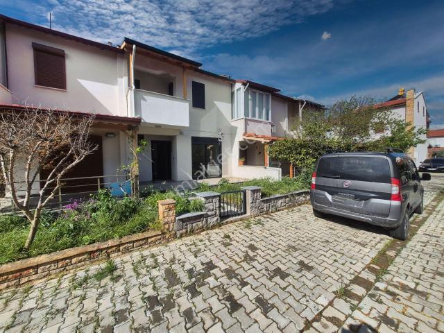 aktif'ten Burhaniye'de Satılık Denize Sıfır Havuzlu Harika 3+1 Müstakil Ev
