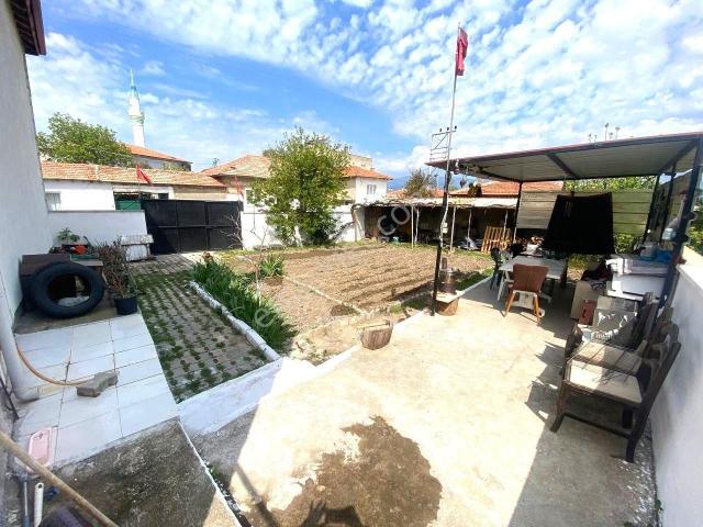 aktiften Çoruk'ta 330m2 Arsa İçerisinde Geniş Bahçeli Ayrı Girişli 2+1 Satılık Müstakil Ev