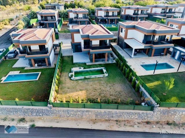 AKTOPRAKTA 550 M ARSA İÇERİSİNDE MUHTEŞEM 3+1 DUBLEKS VİLLA