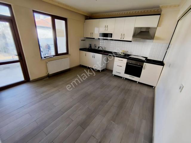 Akyurt Merkezi Konumda Ara Kat Asansörlü Kiralık 3+1
