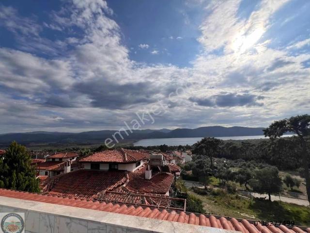 Akyaka'da Panoramik Deniz Manzaralı, Lüks Tripleks Villa