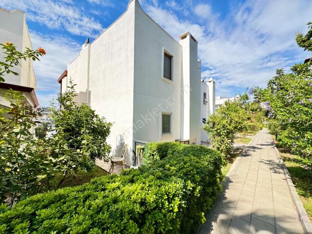 Akyarlar’da Denize Yakın Site İçinde Kiralık 2+1 Bahçeli Daire