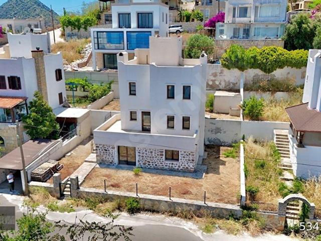 Akyarlarda Denize Sadece 200 metre Mesafede Harika Manzaralı 350 m2 Arsa İçerisinde Müstakil Villa