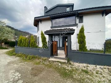 Akyazı Taşburunda İskanlı Bahçeli Muhteşem Villa