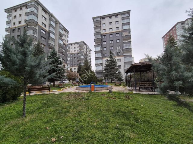 Ahimesut'ta Kavşak Üzerinde, 7 Bloklu Site Kiralık Boş 3+1 Daire