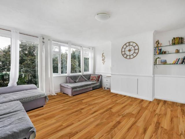 Aintree Estate, London, SW6 3 bed flat to rent £3,100 pcm £715 pw