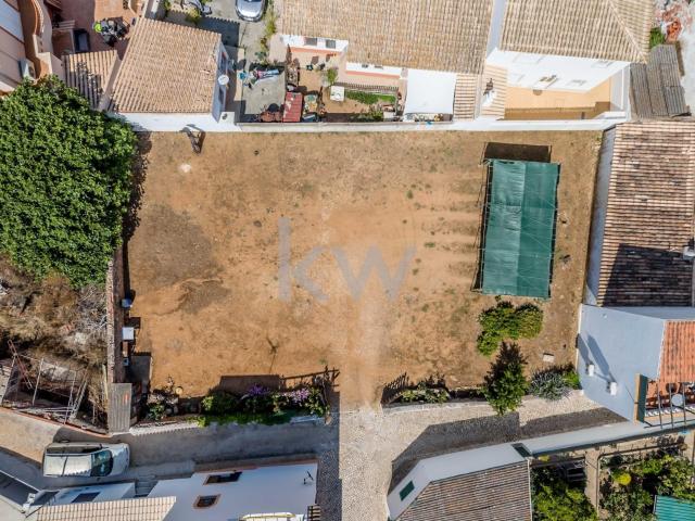 Terreno com projeto de arquitetura aprovado para moradia com piscina em Almádena