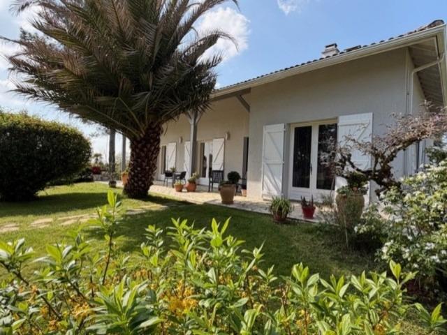 AIGNAN 32: ELEGANTE MAISON des années 80, SANS TRAVAUX, 150m2 habitables, bien située à AIGNAN, sur 2.000m2, les commerces A PIED !