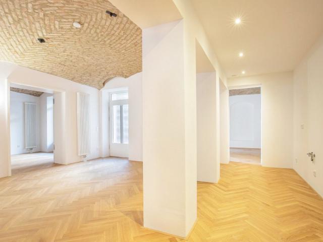 AIGNER Charmante 3 Zimmer Tiefparterrewohnung mit Gartenhof in historischem Altbau